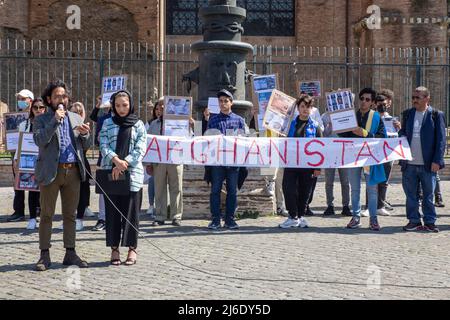 Rahel Saya, afghanische Flüchtlingsjournalistin in Genua, und Aluk Amiri, afghanischer Regisseur, Drehbuchautor und Produzent, während der Proteste in Rom gegen den Völkermord an den Hazara-Menschen (Foto: Matteo Nardone / Pacific Press/Sipa USA) Stockfoto