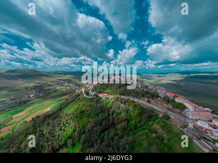 Breites Luftdrohnenpanorama des herrlichen Dorfes Motovun in Kroatisch Istrien an einem sonnigen Tag mit süßen flauschigen Wolken. Idyllischer Blick auf das malerische IS Stockfoto