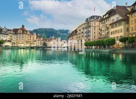 ISTANBUL, TÜRKEI: Beliebtes Café im Restaurant zwischen dem Fluss am 15. Mai 2018 Stockfoto