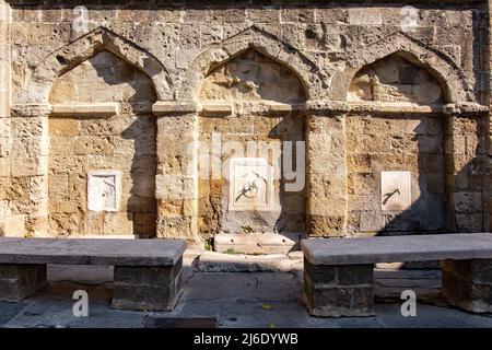 Waschung Brunnen in einer Straße von Rhodos Stockfoto