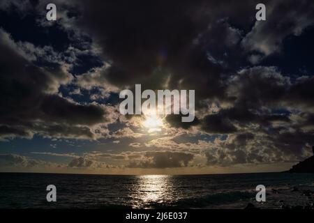 Wunderschöne Wellen und Wind bei Sonnenuntergang an der Küste auf der Insel Madeira im Atlantischen Ozean von Portugal. Madeira Stockfoto