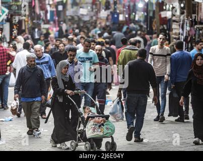 Palästinenser kaufen auf einem lokalen Markt ein, bevor die Eid al-Fitr-Feierlichkeiten stattfinden, die das Ende des heiligen muslimischen Fastenmonats Ramadan feiern. (Foto von Mahmoud Issa / SOPA Images/Sipa USA) Stockfoto