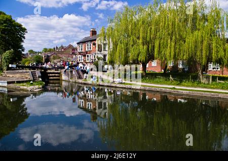 Genießen Sie die sommerliche Stimmung, Rising Sun Pub, Barkhamsted, Hertfordshire, Großbritannien Stockfoto