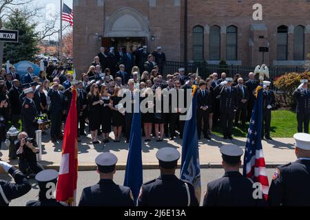 29. April 2022, Queens, New York, Vereinigte Staaten: Familie, Freunde und Tausende von Feuerwehrleuten verabschiedeten sich endgültig von Feuerwehrmann Timothy Klein. Die Beerdigung fand in der St. Francis de Sales Church in Belle Harbour, Queens, New York, statt. Timothy Klein starb am 24. April 2022 bei einem Dreialarm-Brand in Canarise. (Bild: © Steve Sanchez/Pacific Press via ZUMA Press Wire) Stockfoto