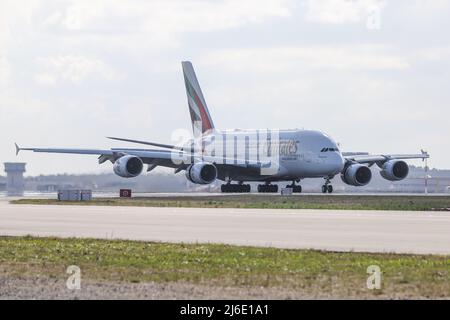 ISTANBUL, TÜRKEI - 05. OKTOBER 2021: Emirates Airbus A380-842 (CN 269) landet auf dem Internationalen Flughafen Istanbul. Stockfoto