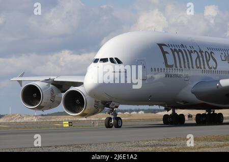 ISTANBUL, TÜRKEI - 05. OKTOBER 2021: Emirates Airbus A380-842 (CN 269) landet auf dem Internationalen Flughafen Istanbul. Stockfoto