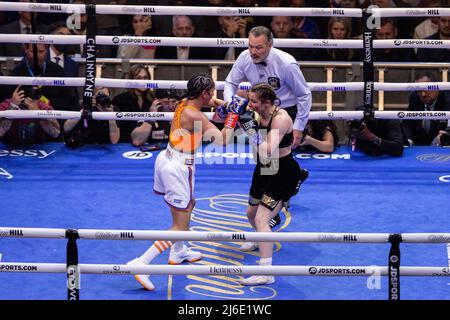 Katie Taylor aus Irland in schwarzen Kämpfen Amanda Serrano aus Purto Rico (lebt derzeit in Brooklyn, NY) wurde am 30. April 2022 bei der MSG in New York an der Spitze eines orangenen Leichtgewichts für die unangefochtene Weltmeisterschaft bestritten. Katie Taylor gewann durch eine getrennte Entscheidung der Richter. (Foto von Lev Radin/Sipa USA) Stockfoto