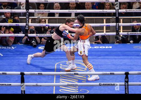 Katie Taylor aus Irland in schwarzen Kämpfen Amanda Serrano aus Purto Rico (lebt derzeit in Brooklyn, NY) wurde am 30. April 2022 bei der MSG in New York an der Spitze eines orangenen Leichtgewichts für die unangefochtene Weltmeisterschaft bestritten. Katie Taylor gewann durch eine getrennte Entscheidung der Richter. (Foto von Lev Radin/Sipa USA) Stockfoto