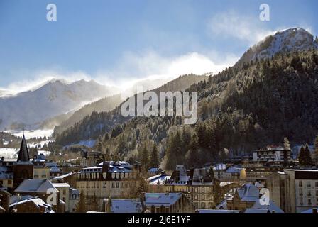 Die Stadt Mont-Dore, mit Schneeverwehungen über dem Massif de Sancy Stockfoto