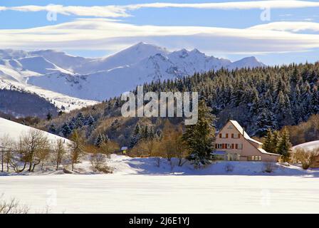 Lac de Guéry und Puy de Sancy an einem Januarnachmittag Stockfoto