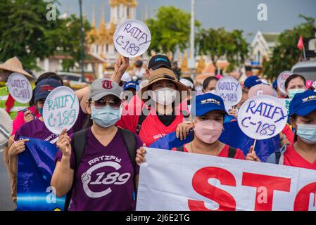 Während des Protestes halten die Arbeiter Zeichen des Gesetzes der Internationalen Arbeitsorganisation „C189“. Thailändische Gewerkschaften und Arbeitsmigrantengewerkschaften in Thailand versammelten sich am Demokratie-Denkmal, bevor sie zum Internationalen Tag der Arbeit zum Regierungshaus in Bangkok marschierten und Arbeitnehmerrechte und Mutterschaftsrechte für Arbeitnehmerinnen forderten. Die Demonstration ruft die Regierung dazu auf, eine Politik zur Anhebung des Mindestlohns von 300 Baht (8,76 USD) auf 492 Baht (14,37 USD) pro Tag umzusetzen und die Aufmerksamkeit auf die C183 Gesetze der Internationalen Arbeitsorganisation zu lenken, die den Mutterschutz betreffen Stockfoto