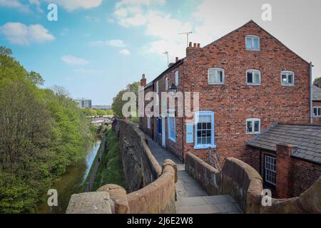 Geschäfte und Gebäude an der Stadtmauer, römische Mauern, Chester Stockfoto