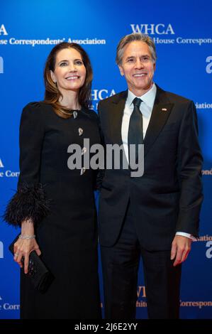 Evan Ryan, Left, und Antony Blinken kommen am Samstag, den 30. April 2022, zum Jahresessen der White House Correspondenents Association 2022 im Washington Hilton Hotel an. Dies ist das erste Mal seit 2019, dass die WHCA aufgrund der COVID-19-Pandemie ihr jährliches Abendessen veranstaltet. Foto von Rod Lampey/CNP/ABACAPRESS.COM Stockfoto