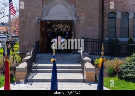 29. April 2022, Queens, New York, Vereinigte Staaten: Familie, Freunde und Tausende von Feuerwehrleuten verabschiedeten sich endgültig von Feuerwehrmann Timothy Klein. Die Beerdigung fand in der St. Francis de Sales Church in Belle Harbour, Queens, New York, statt. Timothy Klein starb am 24. April 2022 bei einem Dreialarm-Brand in Canarise. (Bild: © Steve Sanchez/Pacific Press via ZUMA Press Wire) Stockfoto