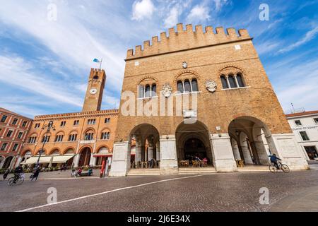 Treviso Innenstadt. Mittelalterlicher Palast (Palazzo dei Trecento oder Palazzo della Ragione) 1268 und Stadtturm, 1218. Piazza dei Signori, Venetien, Italien. Stockfoto