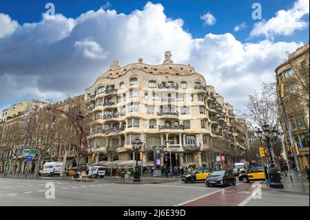 BARCELONA, SPANIEN. Modernistisches Haus Casa Mila, auch bekannt als La Pedrera, entworfen von Antoni Gaudi Stockfoto