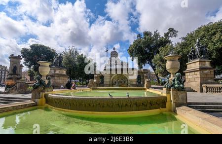 Placa de Catalunya (Katalonienplatz) ein großer Platz im Zentrum von Barcelona, Spanien, der als das Stadtzentrum gilt Stockfoto