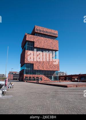 Antwerpen, Belgien, 17. April 2022, Fußgängerzone mit Bänken und Rastplätzen am MAS oder Museum aan de Stroom Stockfoto