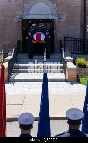 29. April 2022, Queens, New York, Vereinigte Staaten: Familie, Freunde und Tausende von Feuerwehrleuten verabschiedeten sich endgültig von Feuerwehrmann Timothy Klein. Die Beerdigung fand in der St. Francis de Sales Church in Belle Harbour, Queens, New York, statt. Timothy Klein starb am 24. April 2022 bei einem Dreialarm-Brand in Canarise. (Bild: © Steve Sanchez/Pacific Press via ZUMA Press Wire) Stockfoto