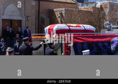 29. April 2022, Queens, New York, Vereinigte Staaten: Familie, Freunde und Tausende von Feuerwehrleuten verabschiedeten sich endgültig von Feuerwehrmann Timothy Klein. Die Beerdigung fand in der St. Francis de Sales Church in Belle Harbour, Queens, New York, statt. Timothy Klein starb am 24. April 2022 bei einem Dreialarm-Brand in Canarise. (Bild: © Steve Sanchez/Pacific Press via ZUMA Press Wire) Stockfoto