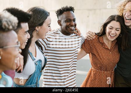Gruppe von glücklichen multirassischen jungen besten Freunden lachen und Spaß zusammen haben Stockfoto