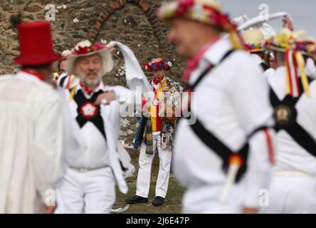 Newtown Linford, Leicestershire, Großbritannien. 1. Mai 2022. Nach einer zweijährigen Pause wegen Covid-19 tanzen die Leicester Morrismen vor Old John während der Maifeierlichkeiten im Bradgate Park. Credit Darren Staples/Alamy Live News. Stockfoto