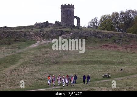 Newtown Linford, Leicestershire, Großbritannien. 1. Mai 2022. Leicester Morrismen verlassen das Hotel, nachdem sie während der Maifeiertage im Bradgate Park vor dem Old John getanzt haben. itÕs zum ersten Mal seit zwei Jahren konnte die Gruppe die traditionellen Tänze des 1. Mai durch Covid-19 aufführen. Credit Darren Staples/Alamy Live News. Stockfoto