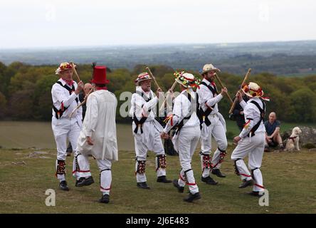 Newtown Linford, Leicestershire, Großbritannien. 1. Mai 2022. Nach einer zweijährigen Pause wegen Covid-19 tanzen die Leicester Morrismen vor Old John während der Maifeierlichkeiten im Bradgate Park. Credit Darren Staples/Alamy Live News. Stockfoto