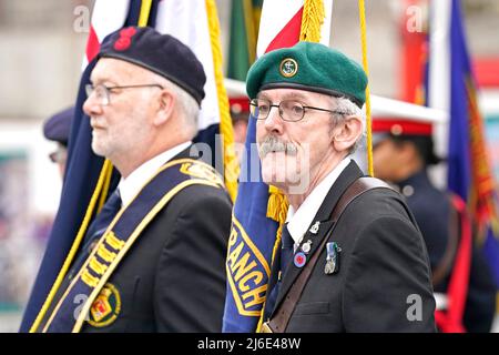 Veteranen nehmen an einer Parade im Sheffield war Memorial, auch bekannt als Sheffield Cenotaph, in Barker's Pool, Sheffield Teil, um den Untergang der HMS Sheffield während des Falklands-Krieges zu markieren. Bilddatum: Sonntag, 1. Mai 2022. Stockfoto