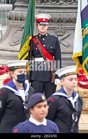 Die Menschen nehmen an einer Parade im Sheffield war Memorial, auch bekannt als Sheffield Cenotaph, im Barker's Pool, Sheffield Teil, um den Untergang der HMS Sheffield während des Falklands-Krieges zu markieren. Bilddatum: Sonntag, 1. Mai 2022. Stockfoto