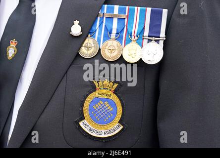 Veteranen nehmen an einer Parade im Sheffield war Memorial, auch bekannt als Sheffield Cenotaph, in Barker's Pool, Sheffield Teil, um den Untergang der HMS Sheffield während des Falklands-Krieges zu markieren. Bilddatum: Sonntag, 1. Mai 2022. Stockfoto