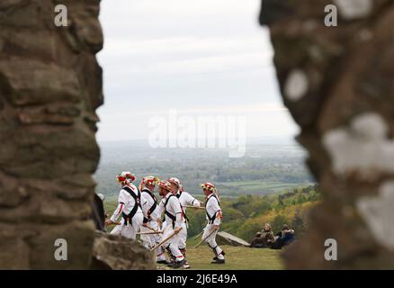 Newtown Linford, Leicestershire, Großbritannien. 1. Mai 2022. Nach einer zweijährigen Pause wegen Covid-19 tanzen die Leicester Morrismen vor Old John während der Maifeierlichkeiten im Bradgate Park. Credit Darren Staples/Alamy Live News. Stockfoto