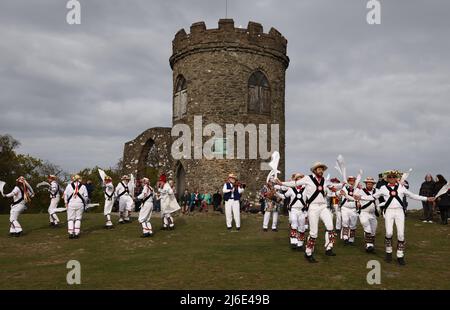 Newtown Linford, Leicestershire, Großbritannien. 1. Mai 2022. Nach einer zweijährigen Pause wegen Covid-19 tanzen die Leicester Morrismen vor Old John während der Maifeierlichkeiten im Bradgate Park. Credit Darren Staples/Alamy Live News. Stockfoto