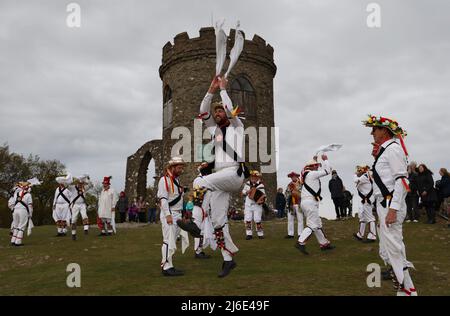 Newtown Linford, Leicestershire, Großbritannien. 1. Mai 2022. Nach einer zweijährigen Pause wegen Covid-19 tanzen die Leicester Morrismen vor Old John während der Maifeierlichkeiten im Bradgate Park. Credit Darren Staples/Alamy Live News. Stockfoto