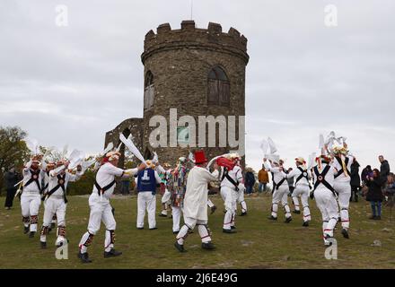 Newtown Linford, Leicestershire, Großbritannien. 1. Mai 2022. Nach einer zweijährigen Pause wegen Covid-19 tanzen die Leicester Morrismen vor Old John während der Maifeierlichkeiten im Bradgate Park. Credit Darren Staples/Alamy Live News. Stockfoto