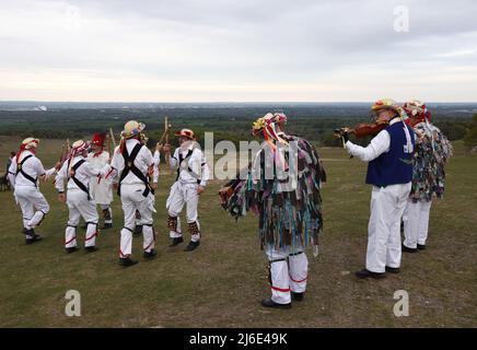 Newtown Linford, Leicestershire, Großbritannien. 1. Mai 2022. Nach einer zweijährigen Pause wegen Covid-19 tanzen die Leicester Morrismen vor Old John während der Maifeierlichkeiten im Bradgate Park. Credit Darren Staples/Alamy Live News. Stockfoto