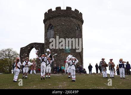 Newtown Linford, Leicestershire, Großbritannien. 1. Mai 2022. Nach einer zweijährigen Pause wegen Covid-19 tanzen die Leicester Morrismen vor Old John während der Maifeierlichkeiten im Bradgate Park. Credit Darren Staples/Alamy Live News. Stockfoto