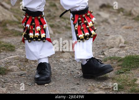 Newtown Linford, Leicestershire, Großbritannien. 1. Mai 2022. Nach einer zweijährigen Pause wegen Covid-19 tanzen die Leicester Morrismen vor Old John während der Maifeierlichkeiten im Bradgate Park. Credit Darren Staples/Alamy Live News. Stockfoto