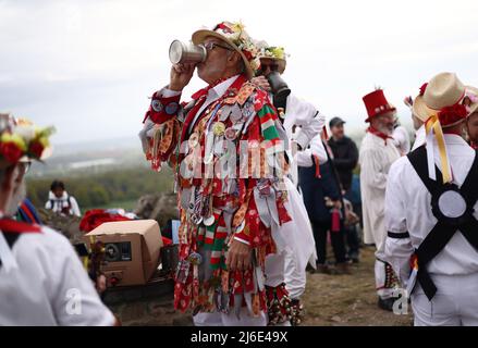 Newtown Linford, Leicestershire, Großbritannien. 1. Mai 2022. Leicester Morrismen trinkt Bier, nachdem er vor Old John während der Maifeiertage im Bradgate Park getanzt hat. itÕs zum ersten Mal seit zwei Jahren konnte die Gruppe die traditionellen Tänze des 1. Mai durch Covid-19 aufführen. Credit Darren Staples/Alamy Live News. Stockfoto