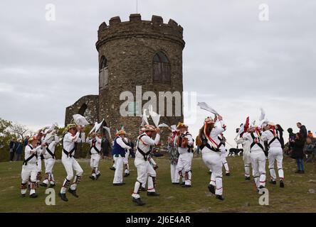 Newtown Linford, Leicestershire, Großbritannien. 1. Mai 2022. Nach einer zweijährigen Pause wegen Covid-19 tanzen die Leicester Morrismen vor Old John während der Maifeierlichkeiten im Bradgate Park. Credit Darren Staples/Alamy Live News. Stockfoto