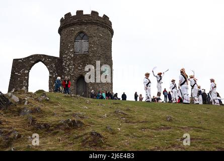 Newtown Linford, Leicestershire, Großbritannien. 1. Mai 2022. Nach einer zweijährigen Pause wegen Covid-19 tanzen die Leicester Morrismen vor Old John während der Maifeierlichkeiten im Bradgate Park. Credit Darren Staples/Alamy Live News. Stockfoto