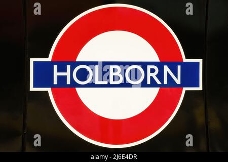 London, Großbritannien - 16. April 2022: Londoner U-Bahn-Schild für die Holborn U-Bahn-Station. Der Transport for London ikonische Rundum in Rot, Weiß und Blau. Stockfoto