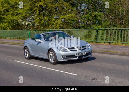 2010 Mercedes Benz SLK 200 Kompressor 1796cc Benzinmotor 7-Gang-Automatikgetriebe, Überquerung der Motorbrücke im Großraum Manchester, Großbritannien Stockfoto