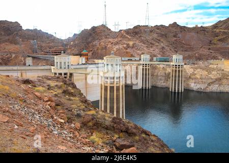Penstocks, oder Wassereinlaßtürme, in Lake Mead am Hoover Dam am Colorado River in der Nähe von Nevada. Arizona Usa Stockfoto