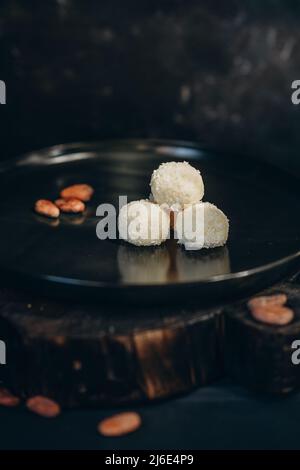 Handgemachte Schokoladentrüffel-Bonbons auf schwarzem Hintergrund Stockfoto