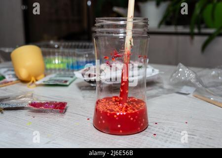 Schleim zu Hause machen. Hobby Spielzeug für Kinder. Stockfoto