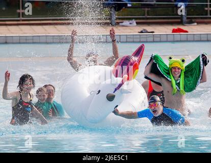 01. Mai 2022, Nordrhein-Westfalen, Essen: Mitglieder der Ersten Welle starten im Grugabad mit einem Run ins Wasser in die Freibadsaison. Am 01. Mai öffnen die Freibäder an vielen Orten in Nordrhein-Westfalen wieder. Foto: Roland Weihrauch/dpa Stockfoto