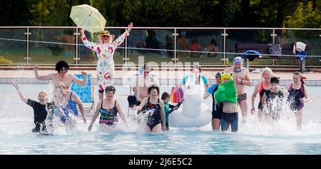 01. Mai 2022, Nordrhein-Westfalen, Essen: Mitglieder der Ersten Welle starten im Grugabad mit einem Run ins Wasser in die Freibadsaison. Am 01. Mai öffnen die Freibäder an vielen Orten in Nordrhein-Westfalen wieder. Foto: Roland Weihrauch/dpa Stockfoto