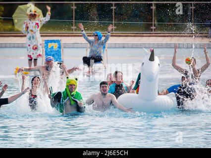 01. Mai 2022, Nordrhein-Westfalen, Essen: Mitglieder der Ersten Welle starten im Grugabad mit einem Run ins Wasser in die Freibadsaison. Am 01. Mai öffnen die Freibäder an vielen Orten in Nordrhein-Westfalen wieder. Foto: Roland Weihrauch/dpa Stockfoto