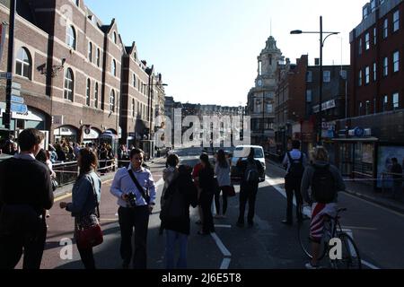 Eine Auswahl von Fotos, die in der Nacht der Londoner Krawalle an der Clapham Junction 2011 aufgenommen wurden. Stockfoto